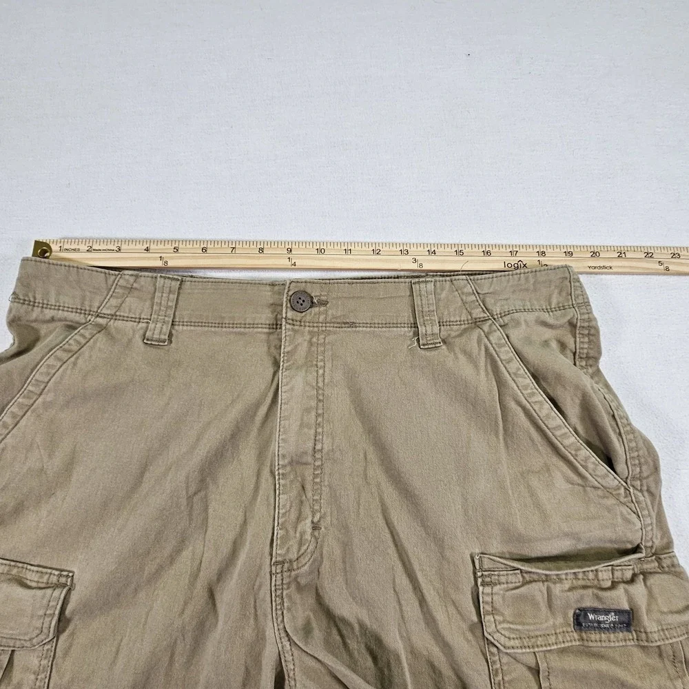 Wrangler Men's Relaxed Fit Cargo Shorts Size 38 x 9 Khaki Pockets Classic Casual